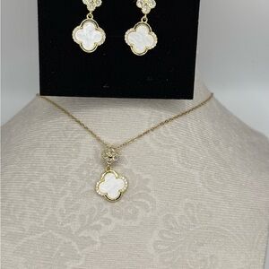 Elegant Gold and White Clover Jewelry Set